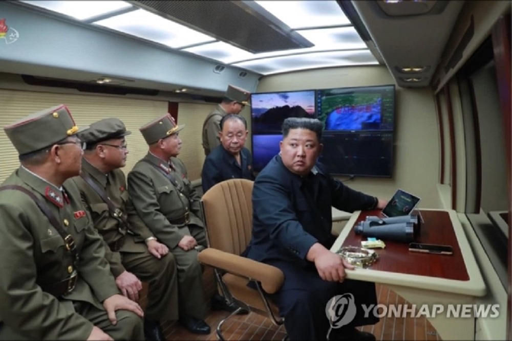 김정은 방사포 사격 관람.jpg