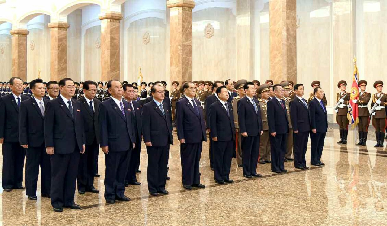 김정은 없이 금수산태양궁전참배중인北간부들.jpg