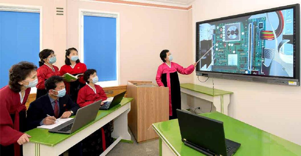 마스크쓴채회의중인北모란봉제1중학교교원들.jpg